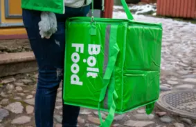 Stājas spēkā stingrāki alkohola tirdzniecības ierobežojumi: "Bolt Food" un citi tirgotāji pielāgojas jaunajai realitātei