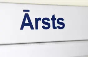 Steidzami jāved vecmāmiņa pie ārsta, bet priekšnieks nelaiž: Vai Darba likums piedāvā risinājumu?