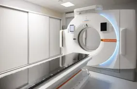 Stradiņa slimnīcā atklāta jauna staru terapijas sistēma: precīzāka cīņa ar vēzi
