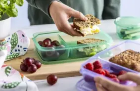 Svaigas pusdienas ik dienas: vienkārši padomi, kā saglabāt maltīti kā tikko gatavotu līdzņemšanai uz darbu un skolu