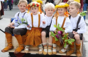 Svarīgi zināt: Kā droši un priekpilni nosvinēt XIII Latvijas Skolu jaunatnes dziesmu un deju svētkus Rīgā – Ielu gudrības drošai satiksmei