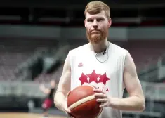 Šveicē vilcienā noticis šokējošs incidents: Krieviski runājošs vīrietis draud ar nāvi ukraiņu ģimenei