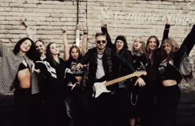 Svens Linga debijas solo singlā "Vai jūti to?" turpina ģimenes muzikālās tradīcijas