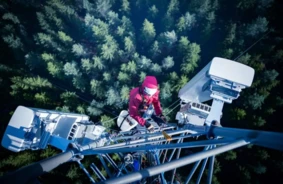Tele2 sakaru pārrāvums paralizē Latviju un Baltiju: tūkstošiem klientu paliek bez saziņas remontdarbu dēļ