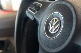 Telefona Skatiens Maksā Dārgi: Autovadītājs Iecavas Virzienā nonāk Grāvī, Atgādinot par Digitālās Izklaidības Briesmām uz Ceļa