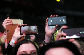 Telefoni koncertos – kairinājums vai nepieciešamība? Latvijā gandrīz puse iedzīvotāju vēlas ierobežojumus