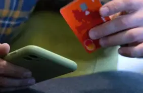 Telefonkrāpnieku "šoka zvani" iztukšo makus: latvieši zaudē miljoniem eiro, bet kļūst modrāki