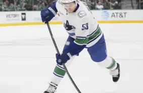 Teodors Bļugers veiksmīgi atgriežas NHL laukumā ar uzvaru pār Čikāgas "Blackhawks"