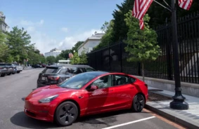Tesla Pārdošanas Kritums: Elona Maska Ietekme un Tirgus Cīņas Maina Spēles Noteikumus