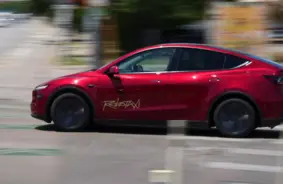 Tesla Sāk Robotaksi Izmēģinājumus Ostinā: Elona Muska Lielā Vīzija un Sīvā Konkurence