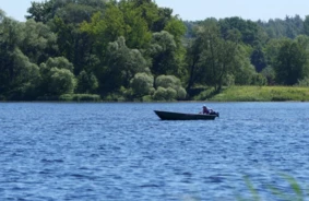 Traģēdija Gaujā: apgāžoties laivai, noslīkst cilvēks, atgādinot par ūdens bīstamību un drošības nozīmi