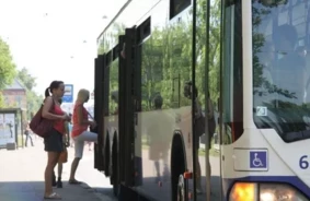 Traģēdija Ķengaragā: auto nāvējoši notriec gājēju sabiedriskā transporta pieturā