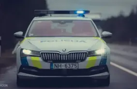 Traģiska avārija Ventspils novadā: VW Transporter vadītājs zaudē kontroli, bojāgājušais un ceļu drošības izaicinājumi