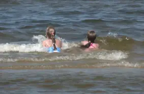 Traģiskā vasara: trīs bērni jau noslīkuši, eksperti aicina vecākus nepieskatīt bērnus pie ūdens ne mirkli