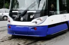 Tramvaju kustības traucējumi Rīgas centrā: sliežu bojājums rada neērtības