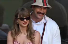 Trevisa Kelsija neveiklais misēklis: kļūdaini iepazīstas ar Hjū Grānta sievu, domādams, ka tā ir Grēta Gērviga