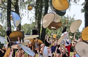 Tūkstošiem Dejotāju Gatavojas Vērienīgajam Eposam “Düna” Mežaparkā – Aizraujošs Dejas un Vēstures Saplūsms