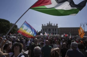 Tūkstošiem cilvēku Romā protestē pret karu Gazā, opozīcija kritizē Itālijas un Izraēlas valdības