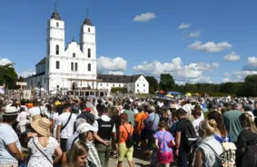 Tūkstošiem svētceļnieku lūgšanās un klusumā uzsāk svēto ceļu uz Aglonu