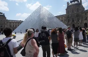 Tūkstošiem tūristu iestrēgst pie Luvras durvīm Parīzē: "Ārkārtas sanāksme" un klusums rada haosu