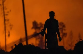 Ugunsgrēki Vācijā: Sprāgstoša Munīcija Militārajā Poligonā Ievaino Ugunsdzēsējus un Kavē Dzēšanu