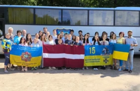 Ukrainas bērni trešo vasaru atrod mieru un spēku Latvijas orientēšanās nometnē
