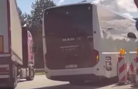 Uz Bauskas šosejas Krustkalnos notriekts autobuss; negadījumā cietušo nav