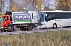 Uz Liepājas šosejas smagā avārijā iesaistīts pasažieru autobuss un atkritumu vedējs