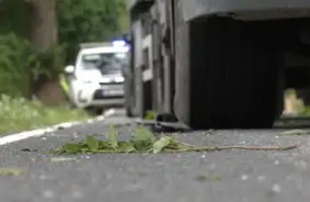 Uz Rīgas apvedceļa apgāžas Nacionālo bruņoto spēku tehnika: drosmīga rīcība novērš traģēdiju