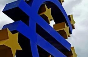Uz naža asmens: ES atliek tarifus, cerot novērst postošu tirdzniecības karu ar ASV