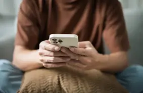 Uzticības tālrunis 116111 atbalsta tēvus īpašā kampaņā pirms Tēva dienas