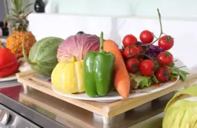 Uztura speciālisti brīdina: Kas notiks ar jūsu ķermeni, ja nedēļu ēdīsiet tikai augļus un dārzeņus?