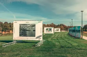 Uzvaras parkā atklāta Starptautiskā Pārdaugavas mākslas plenēra fotogrāfiju izstāde “Pārnesumi”