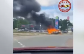 VIDEO: Dūmu mutulis un satiksmes kolapss – pie Tukuma A10 šosejā aizdegas auto