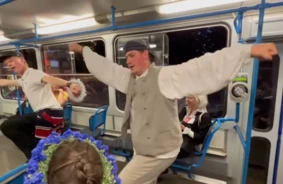 VIDEO: Jaunieši deju ritmos aizrauj tramvaja pasažierus un iedvesmo visu Latviju
