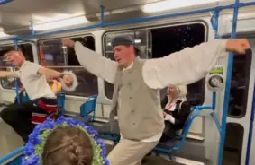 VIDEO: Jaunieši pārsteidz Rīgas tramvajā – Dziesmu un deju svētku emocijas turpina virpuļot