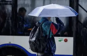 VIDEO: Rīgas autobusa jumts neiztur lietus spēku – satriekti pasažieri fiksē neparastu situāciju