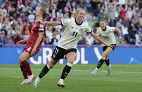 Vācijas futbolistes dramatiskā spēlē pārspēj dāniju un tuvojas euro ceturtdaļfinālam