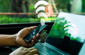 Vai lēns publiskais Wi-Fi liek jums izmisumā? 7 pārbaudīti padomi, kā paātrināt savienojumu un atgūt digitālo brīvību!