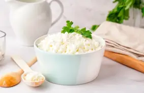 Vai tēja kopā ar biezpienu ir veselīga? Ārste brīdina par kalcija uzņemšanas problēmām