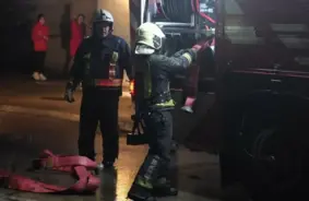 Valmierā vīrietis tīšām aizdedzina dīvānu, izraisa ugunsgrēku un masveida evakuāciju; policija viņu aiztur