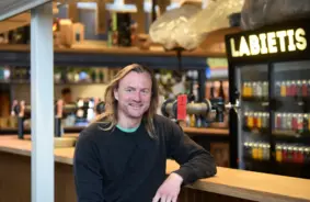 „Valmiermuižas alus” pievienošanās „Cēsu alum”: sīvā konsolidācija satricina mazos aldari Latvijā