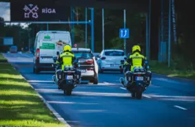 Valsts policijas motoekipāžām jaunas, spožas formas satiksmes drošības uzlabošanai