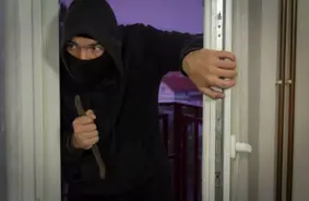 Vasara un mājokļa drošība: kā nepievilināt garnadžus atvaļinājumu laikā?