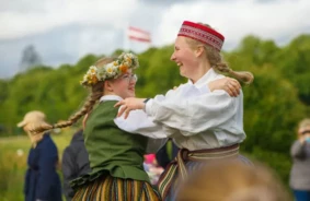 Vasaras Saulgriežu Maģija Uzvaras Parkā: “Jāņa Sēta” Ielīgo Līgo Svētkus ar Vērienu