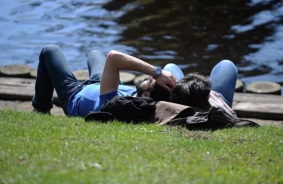 Vasaras kaprīzes turpinās: Saule mīsies ar lietu, aicinot uz modrību svētdienā