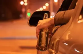 Vecāko Vīriešu Bīstamā Iecietība: Kāpēc Tieši Pāri 40 Gadiem Izrāda Lielāko Toleranci Pret Braukšanu Reibumā, Tuvojoties Jāņiem?