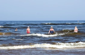 Vecāķos Jūras Veldze Kļūst Dzestra: Temperatūras Straujais Kritums Līdz +16°C Pārsteidz Peldētājus Jūlija Sākumā