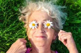 Vecuma makulas deģenerācija: galvenais redzes zuduma cēlonis pēc 60 un kā no tā izvairīties