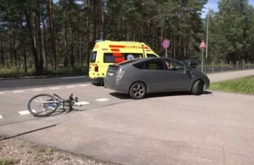 Velosipēdists ietriecas auto durvīs pie Bolderājas kapiem: aicinājums modrībai un drošībai uz ceļa